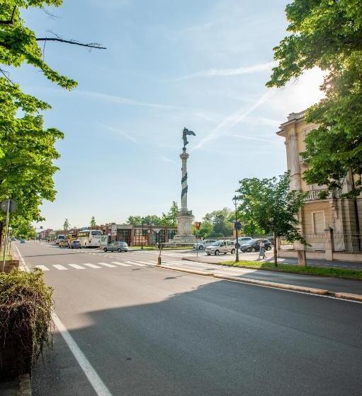 Pension (Hôtel basse catégorie) Parma Room Station