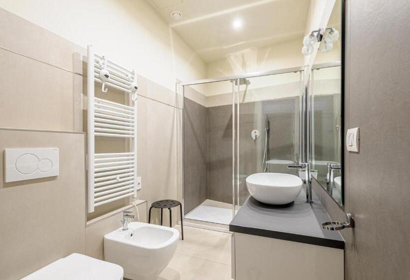 Pension (Hôtel basse catégorie) Parma Room Station