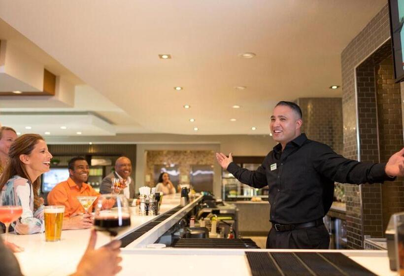 فندق Holiday Inn & Suites Cedar Falls Waterloo Event Ctr, An Ihg