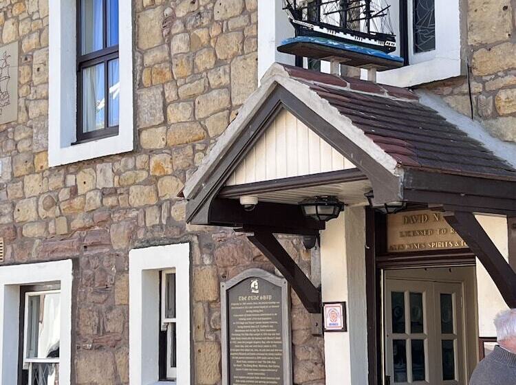 فندق The Olde Ship Inn