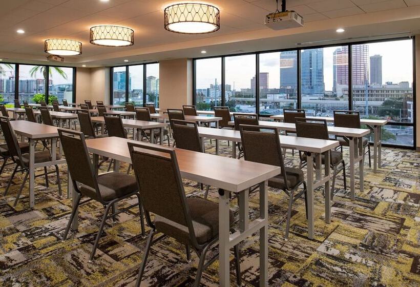 فندق Home2 Suites By Hilton Tampa Downtown Channel District