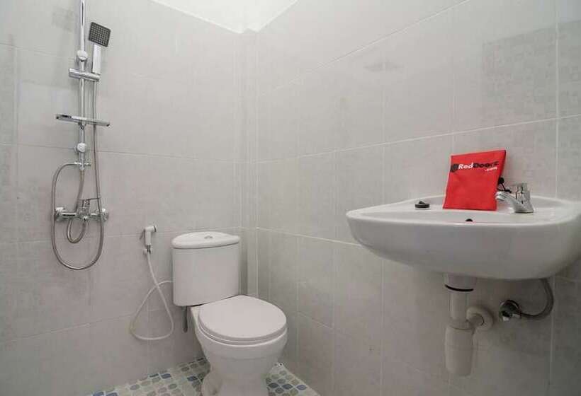 펜션 Reddoorz Near Sultan Thaha Airport Jambi