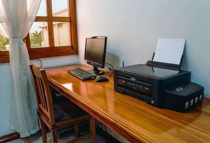 تختخواب و صبحانه Hostal Macaw