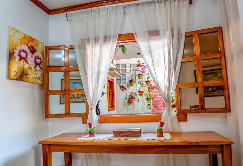 تختخواب و صبحانه Hostal Macaw