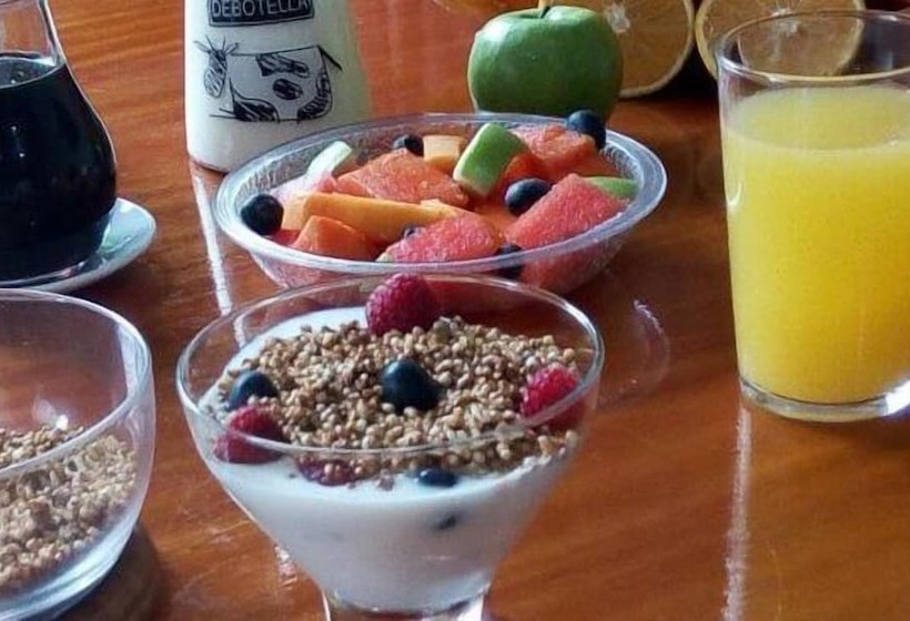 تختخواب و صبحانه Hostal Macaw