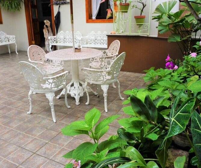 تختخواب و صبحانه Hostal Macaw