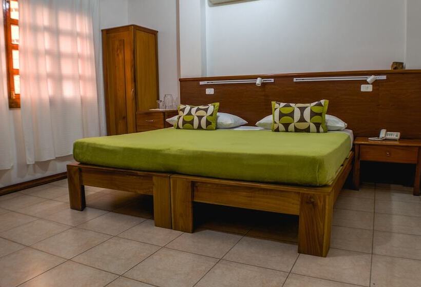 تختخواب و صبحانه Hostal Macaw