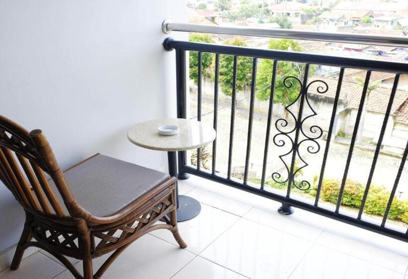 בית מלון כפרי Kuraya Residence Lampung