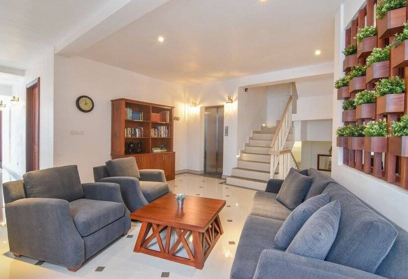 Отель The Lynden Grove