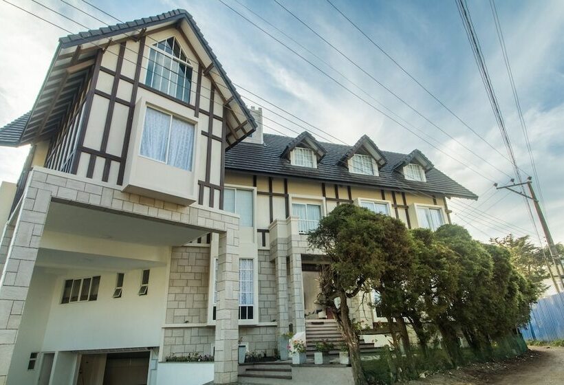 Отель The Lynden Grove