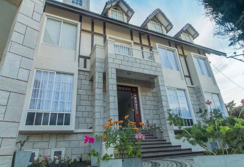 Отель The Lynden Grove