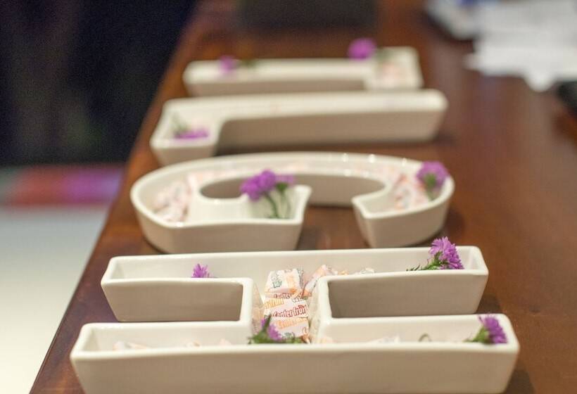 Отель The Lynden Grove