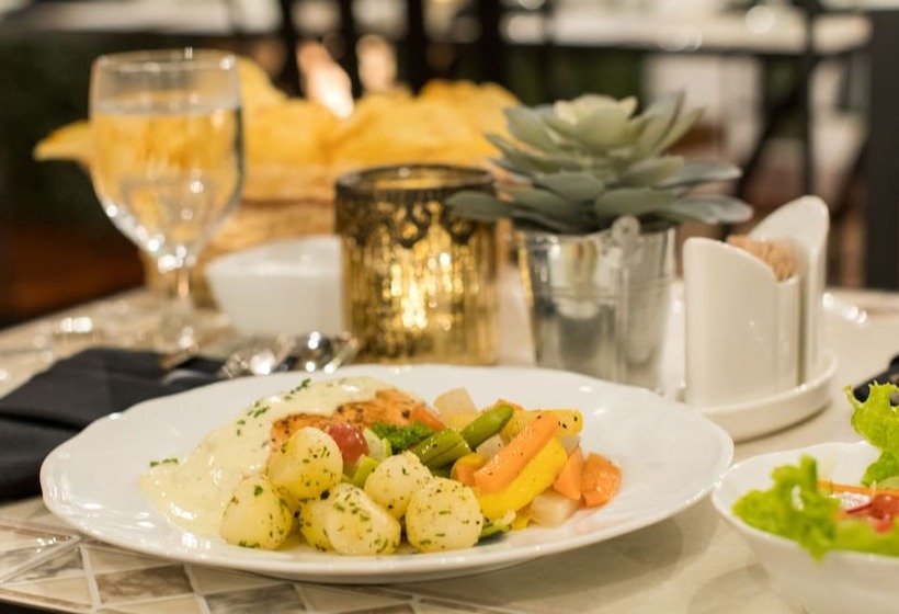 Отель The Lynden Grove