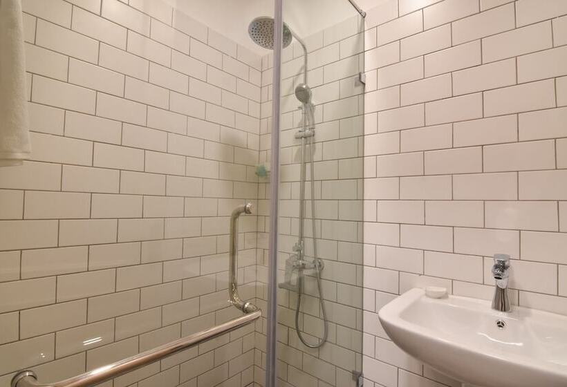 Отель The Lynden Grove