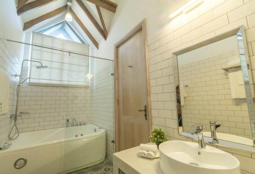 Отель The Lynden Grove