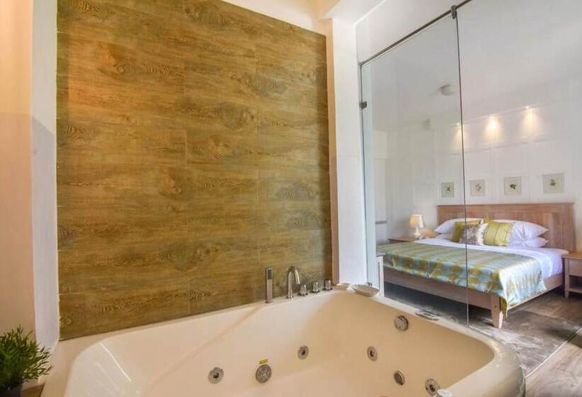 Отель The Lynden Grove