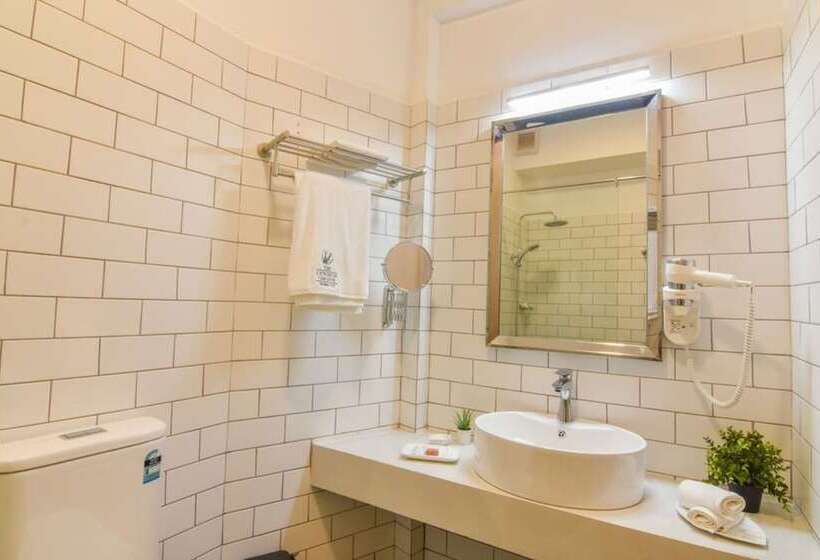 Отель The Lynden Grove