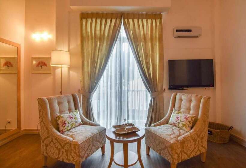 Отель The Lynden Grove