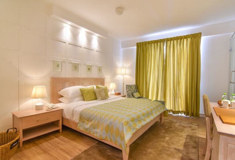 Отель The Lynden Grove