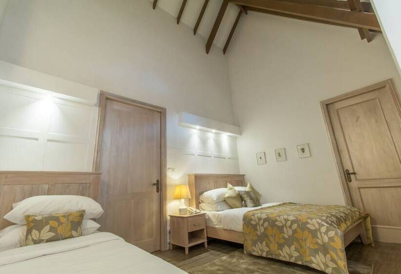 Отель The Lynden Grove