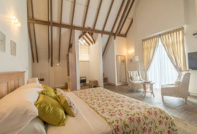 Отель The Lynden Grove