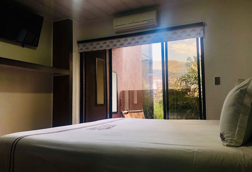 בית מלון כפרי Castillo Resort