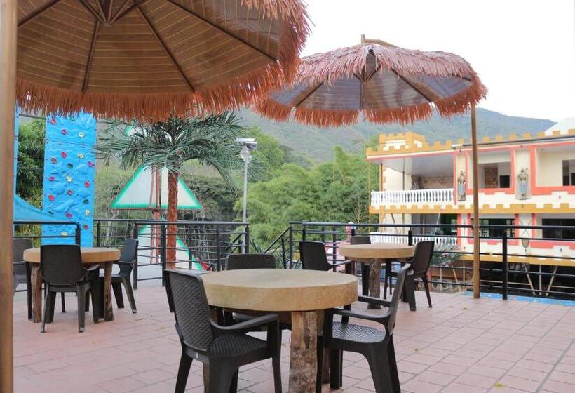 בית מלון כפרי Castillo Resort