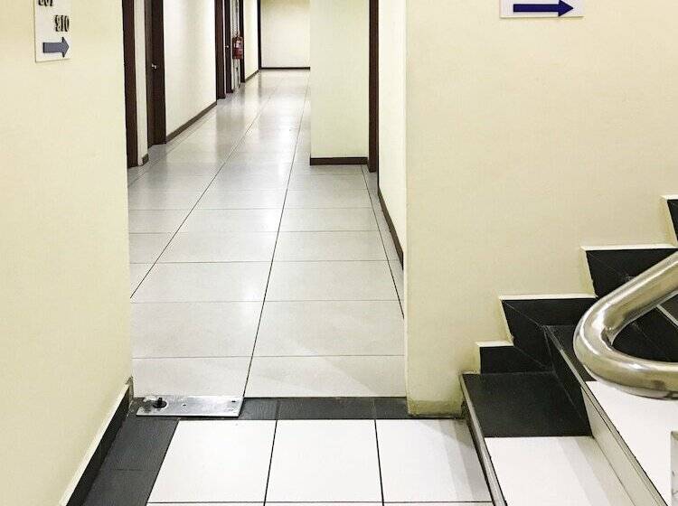 مُتل Pertama Lodge