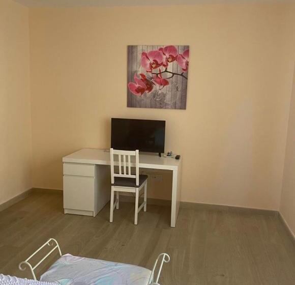 بنسيون Hostal Sara