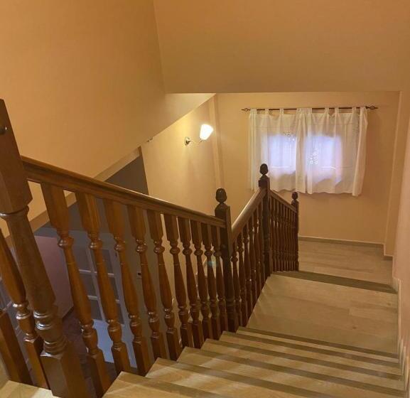 بنسيون Hostal Sara