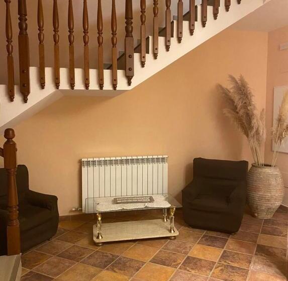 بنسيون Hostal Sara