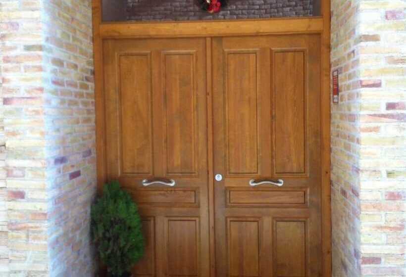 بنسيون Hostal Sara