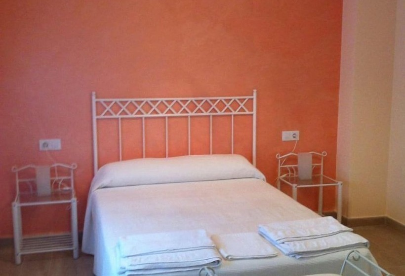 بنسيون Hostal Sara