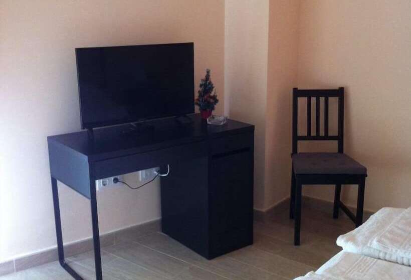 بنسيون Hostal Sara