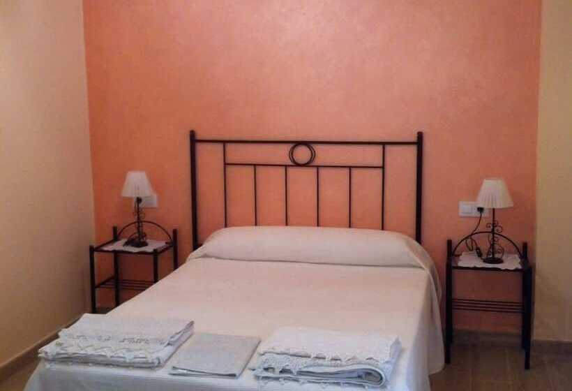 بنسيون Hostal Sara