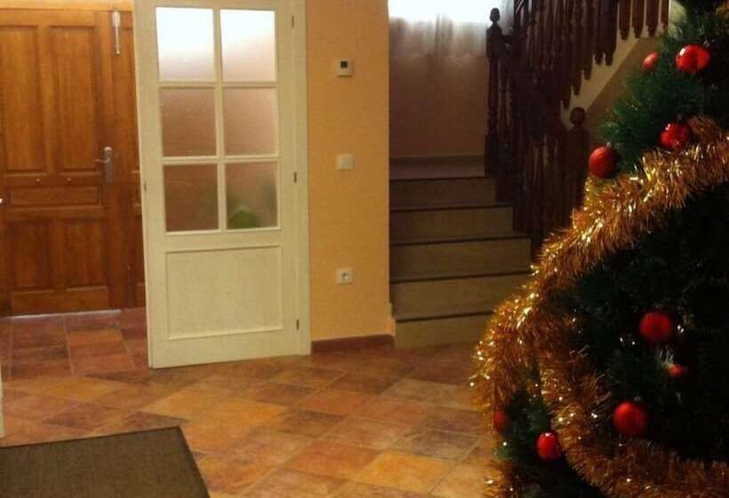 بنسيون Hostal Sara