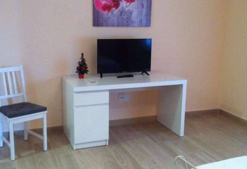 بنسيون Hostal Sara
