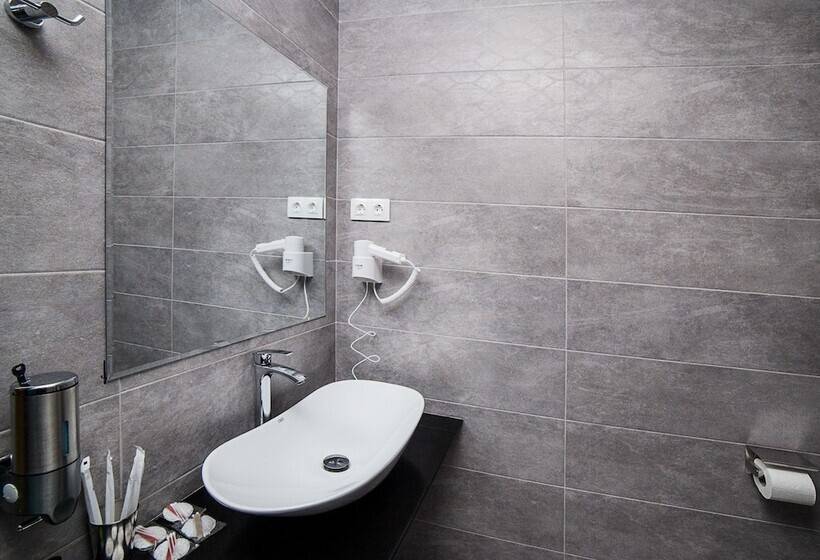 هتل Amiran S Park