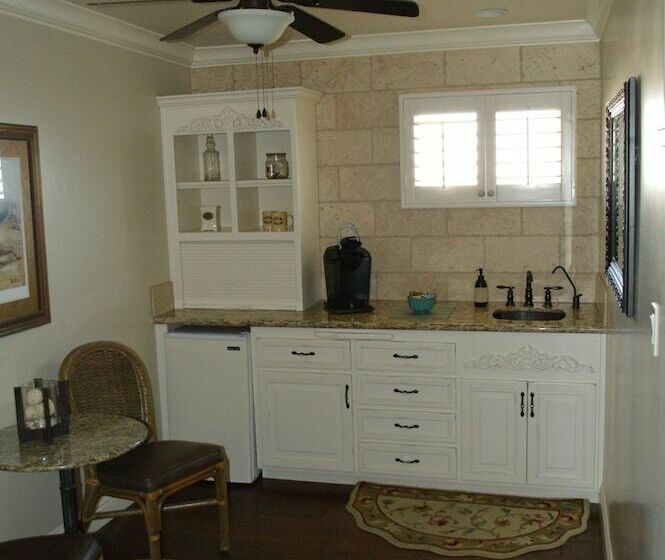 فندق Beachcomber Inn