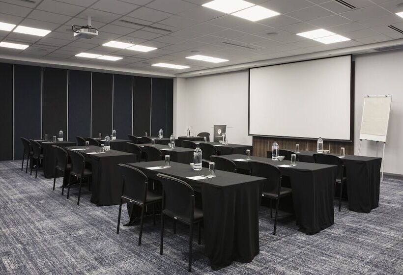 בית מלון כפרי The Capital Melrose