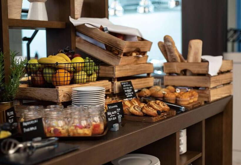 هتل Hilton Garden Inn Vilnius City Centre