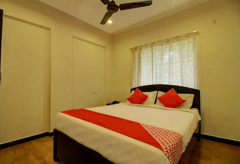 בית מלון כפרי Oyo 22276 Sujitha Service Apartments