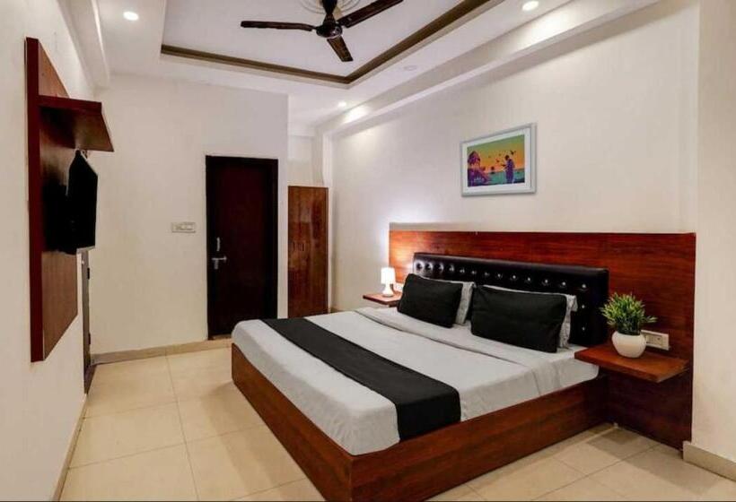 Hotel Oyo 22668 Chauhan Palace