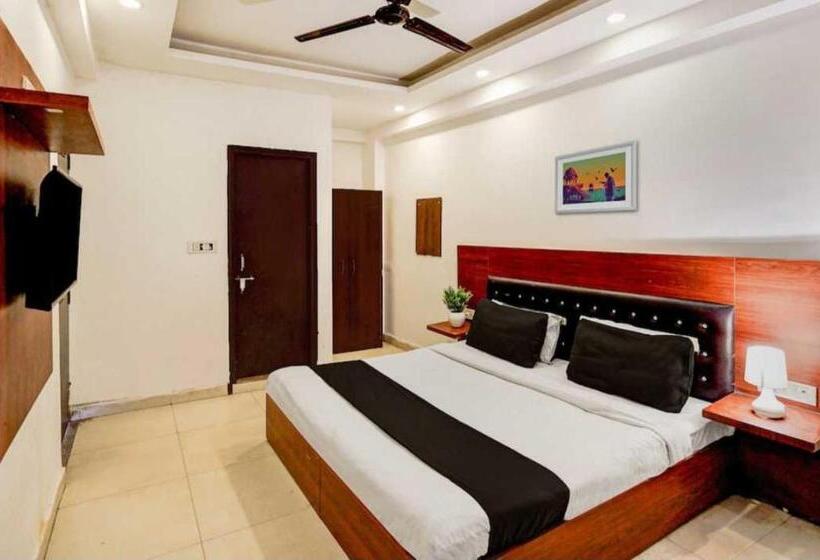 Hotel Oyo 22668 Chauhan Palace