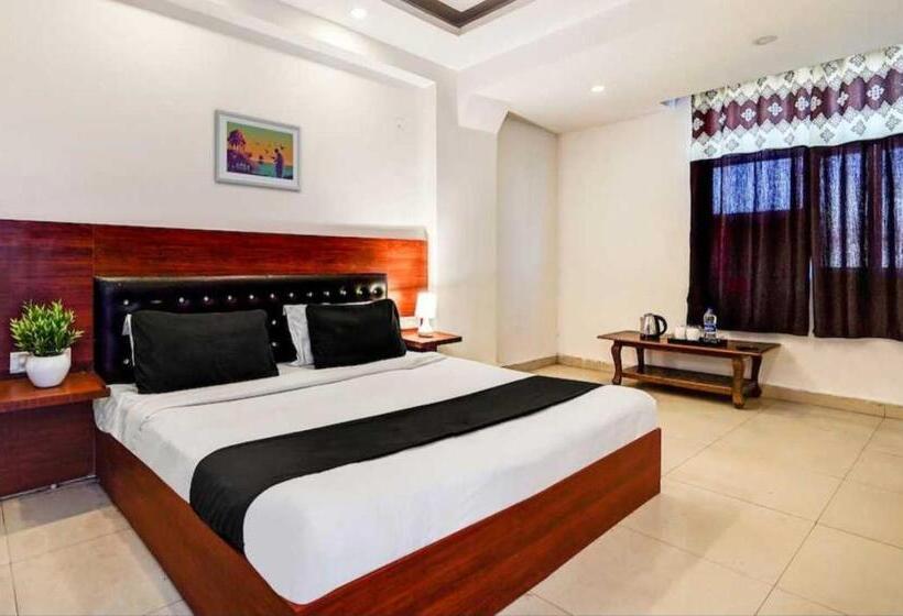 Hotel Oyo 22668 Chauhan Palace