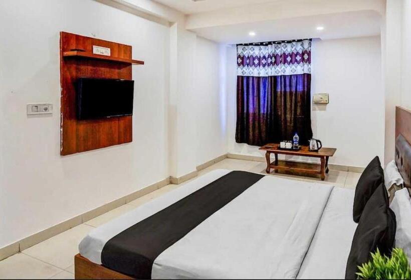 Hotel Oyo 22668 Chauhan Palace