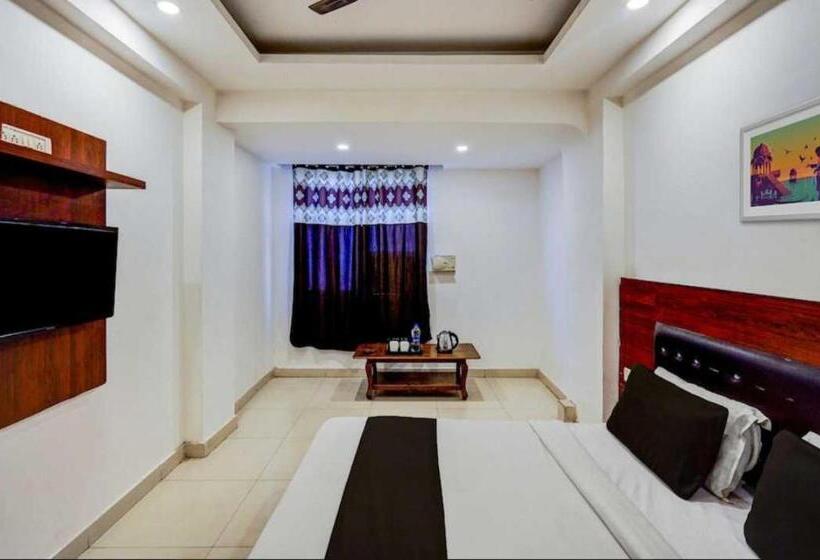 Hotel Oyo 22668 Chauhan Palace