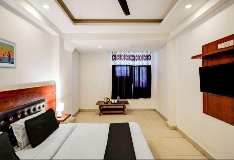 Hotel Oyo 22668 Chauhan Palace