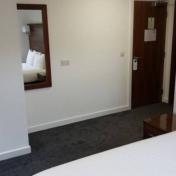 Отель Premier Lodge