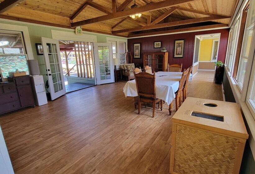 הוסטל Kohala Village Inn